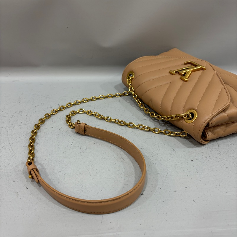 Louis Vuitton M22212奶茶色牛皮金鍊New Wave斜背包-11