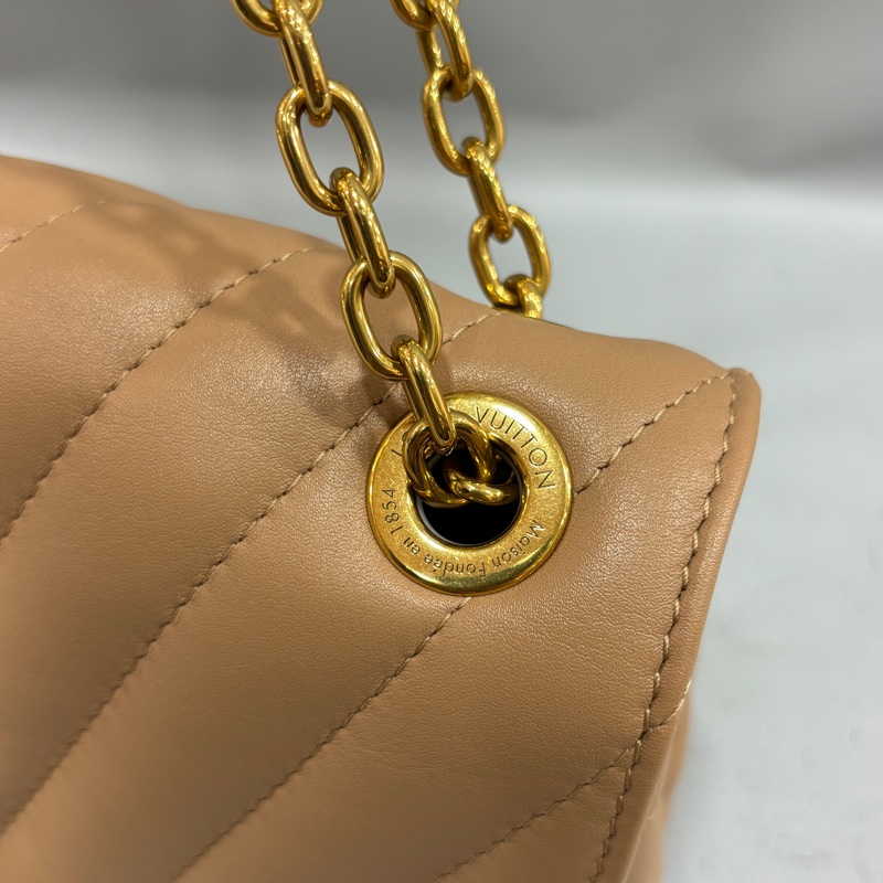 Louis Vuitton M22212奶茶色牛皮金鍊New Wave斜背包-14