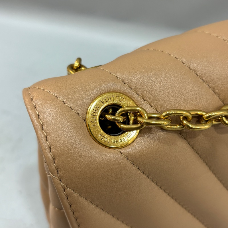 Louis Vuitton M22212奶茶色牛皮金鍊New Wave斜背包-15
