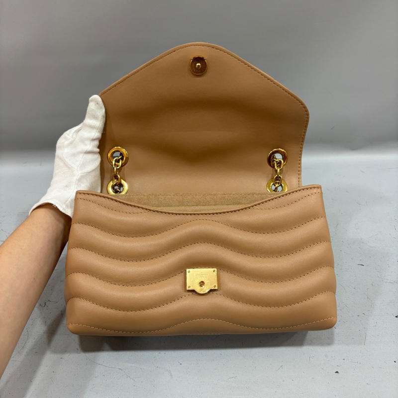 Louis Vuitton M22212奶茶色牛皮金鍊New Wave斜背包-16