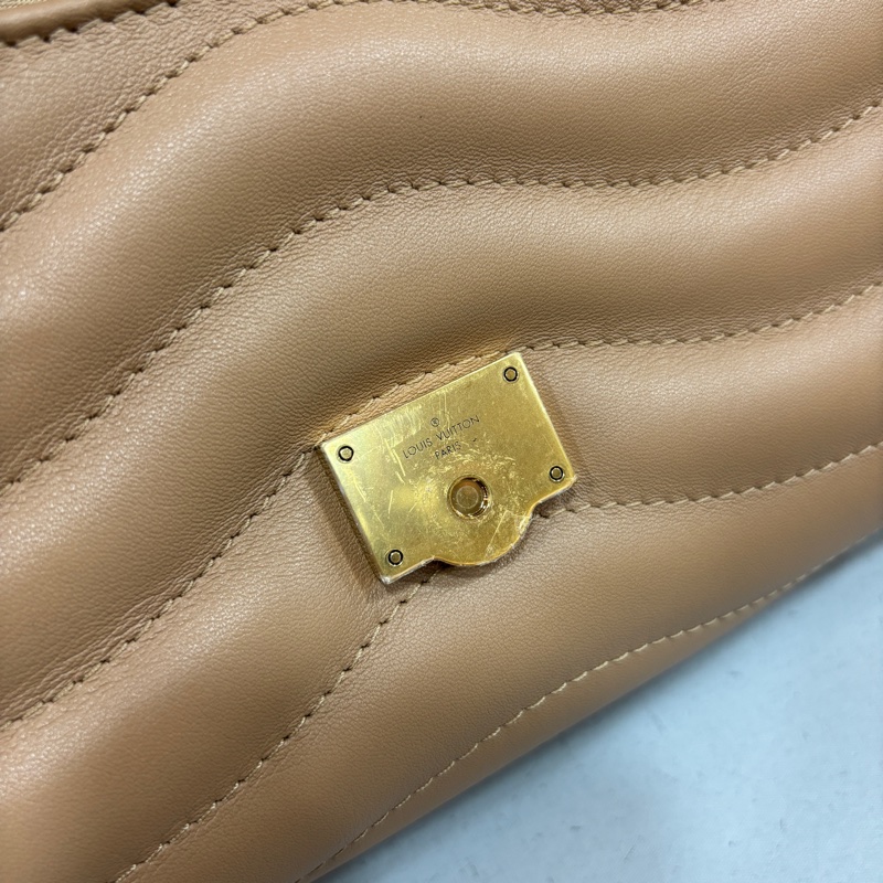 Louis Vuitton M22212奶茶色牛皮金鍊New Wave斜背包-18
