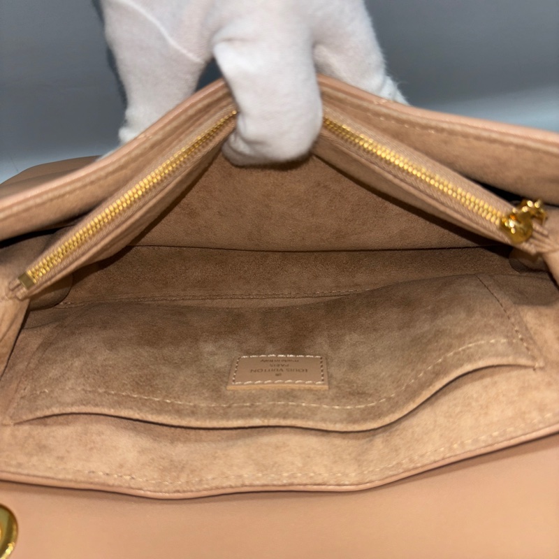 Louis Vuitton M22212奶茶色牛皮金鍊New Wave斜背包-24