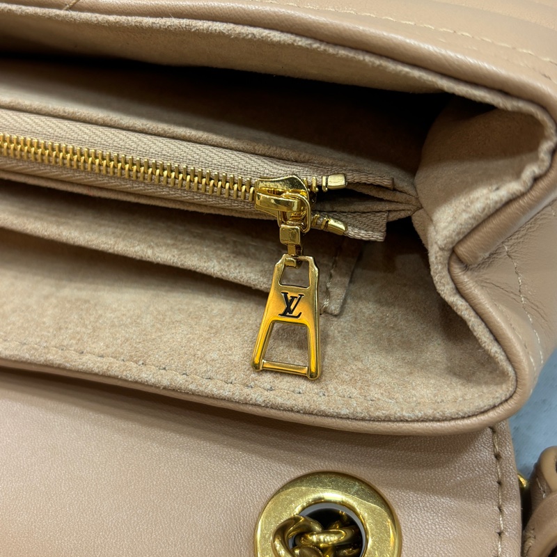Louis Vuitton M22212奶茶色牛皮金鍊New Wave斜背包-25