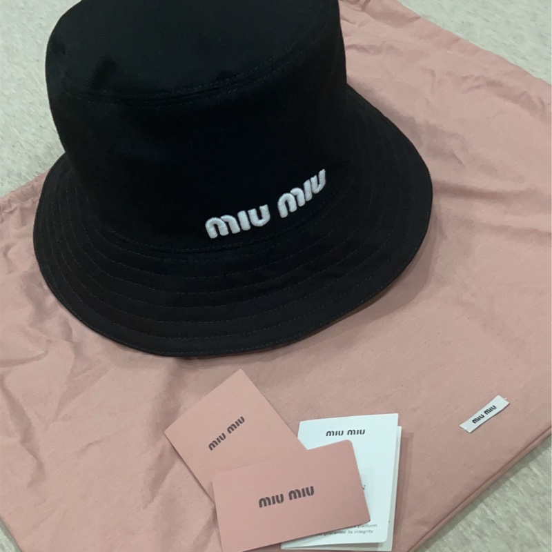 miu miu 字母刺繡斜紋棉布漁夫帽(黑色)-0