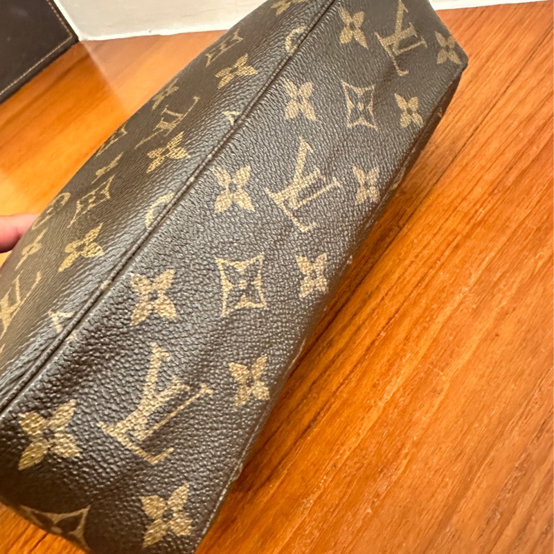 LV 咖花紋手拿洗漱包-4