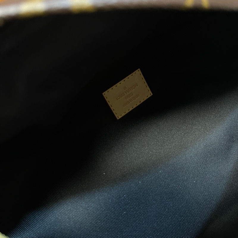 LV 經典Monogram老花小牛皮飾邊拉鍊腰包/胸包/斜背包-10