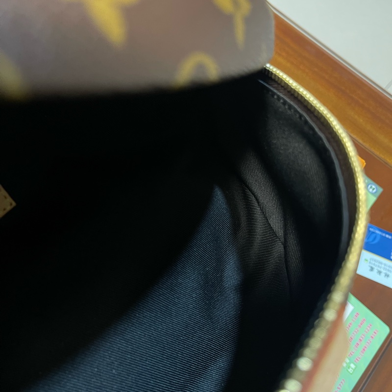 LV 經典Monogram老花小牛皮飾邊拉鍊腰包/胸包/斜背包-11