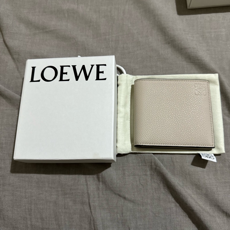 《全新》LOEWE 荔枝小牛皮對開短夾（無零錢袋）-0
