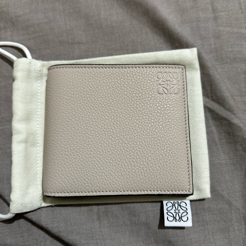 《全新》LOEWE 荔枝小牛皮對開短夾（無零錢袋）-1