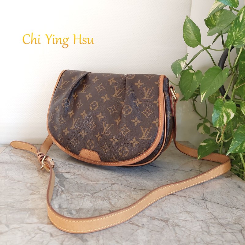LV斜背包M40474 🎀實品拍照🎀經典Menilmontant PM抓皺圓弧斜背包~二手品-2