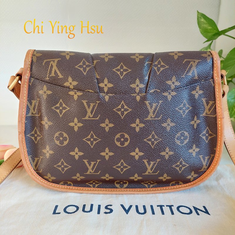 LV斜背包M40474 🎀實品拍照🎀經典Menilmontant PM抓皺圓弧斜背包~二手品-3