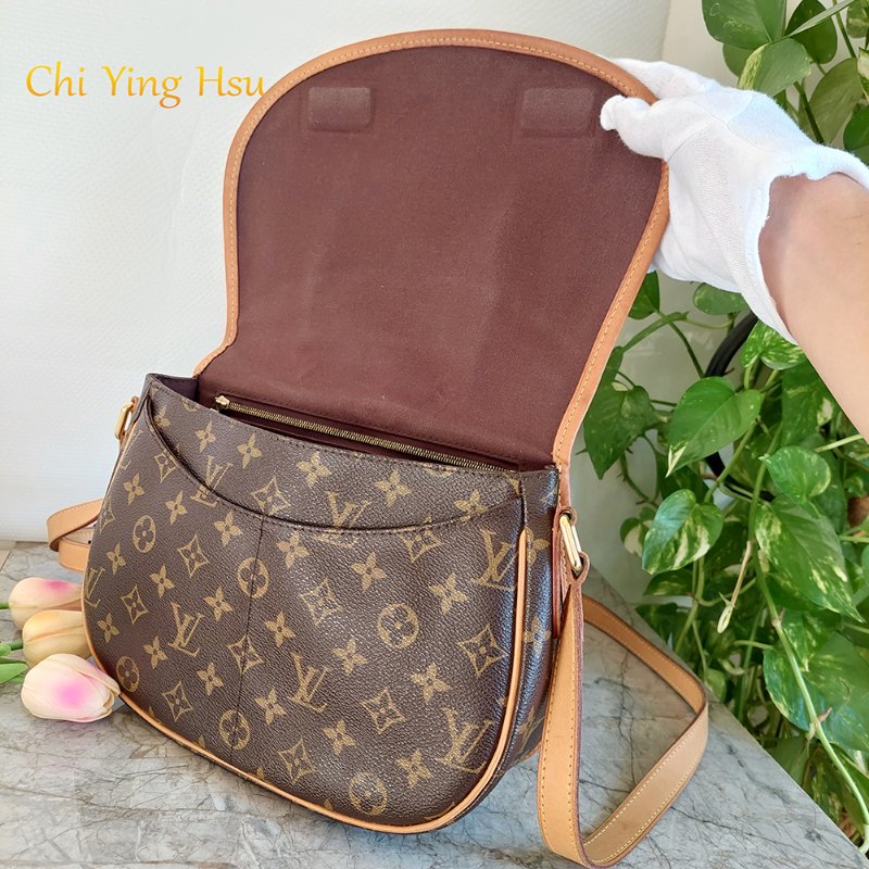 LV斜背包M40474 🎀實品拍照🎀經典Menilmontant PM抓皺圓弧斜背包~二手品-6