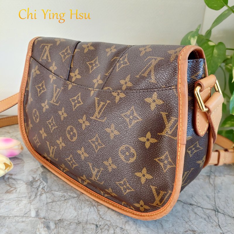 LV斜背包M40474 🎀實品拍照🎀經典Menilmontant PM抓皺圓弧斜背包~二手品-10