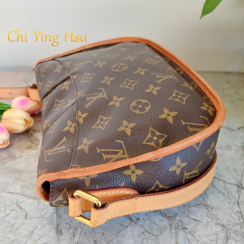 LV斜背包M40474 🎀實品拍照🎀經典Menilmontant PM抓皺圓弧斜背包~二手品-11