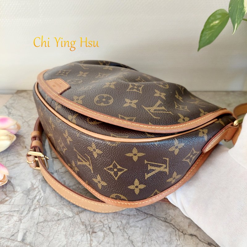 LV斜背包M40474 🎀實品拍照🎀經典Menilmontant PM抓皺圓弧斜背包~二手品-13