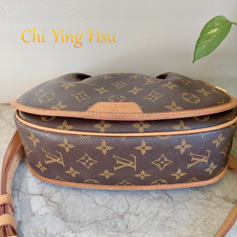 LV斜背包M40474 🎀實品拍照🎀經典Menilmontant PM抓皺圓弧斜背包~二手品-14