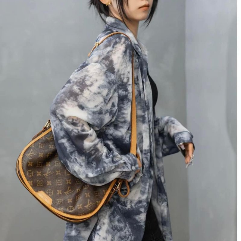 LV斜背包M40474 🎀實品拍照🎀經典Menilmontant PM抓皺圓弧斜背包~二手品-9