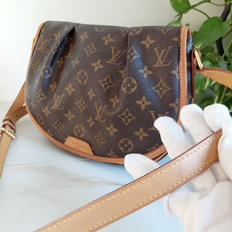 LV斜背包M40474 🎀實品拍照🎀經典Menilmontant PM抓皺圓弧斜背包~二手品-16