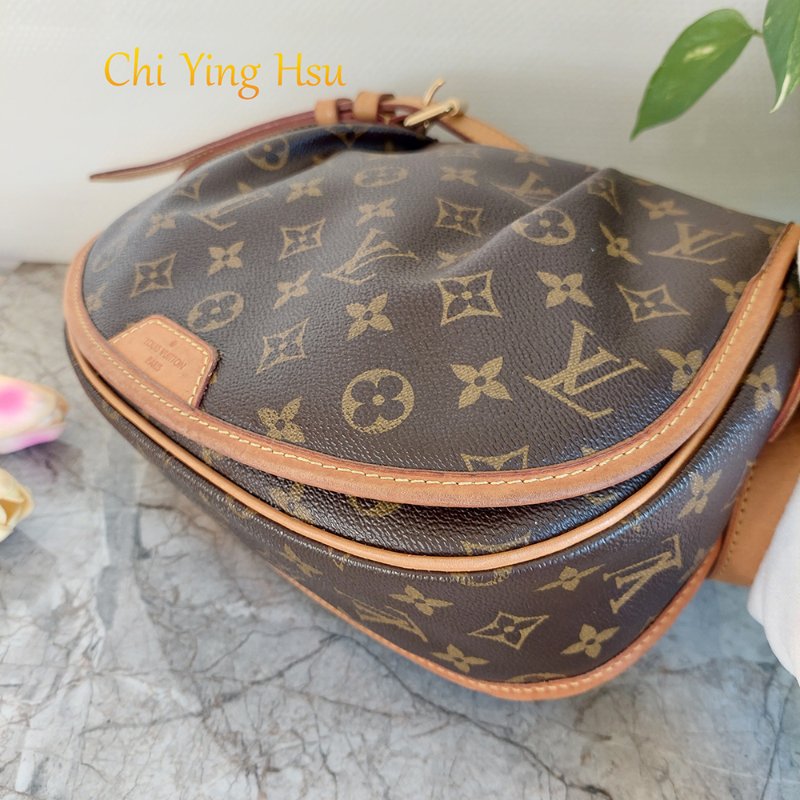 LV斜背包M40474 🎀實品拍照🎀經典Menilmontant PM抓皺圓弧斜背包~二手品-18