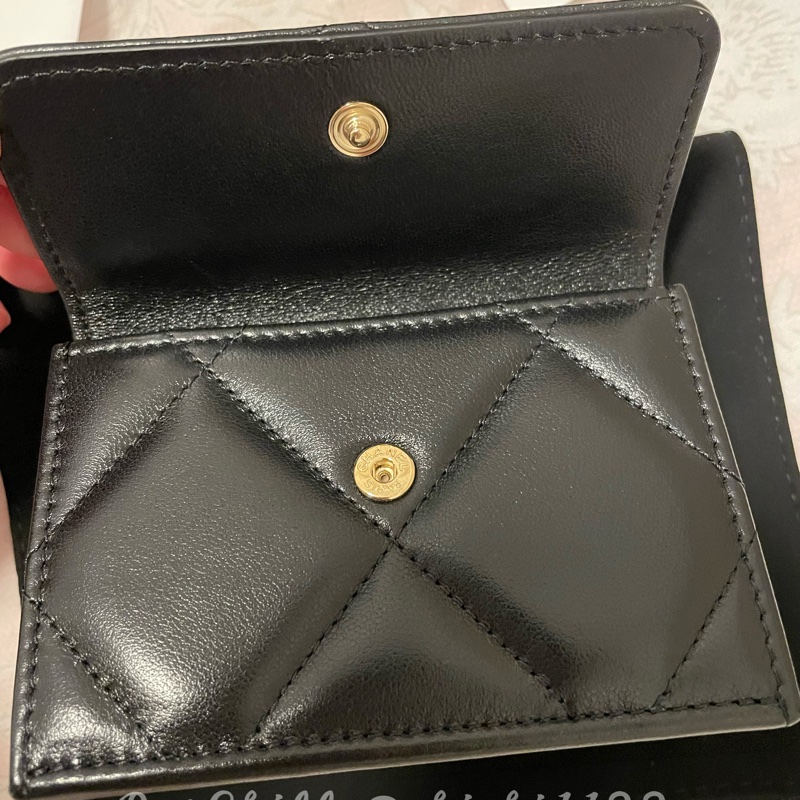 Chanel 19 mini 三折短夾 黑金 全新-27