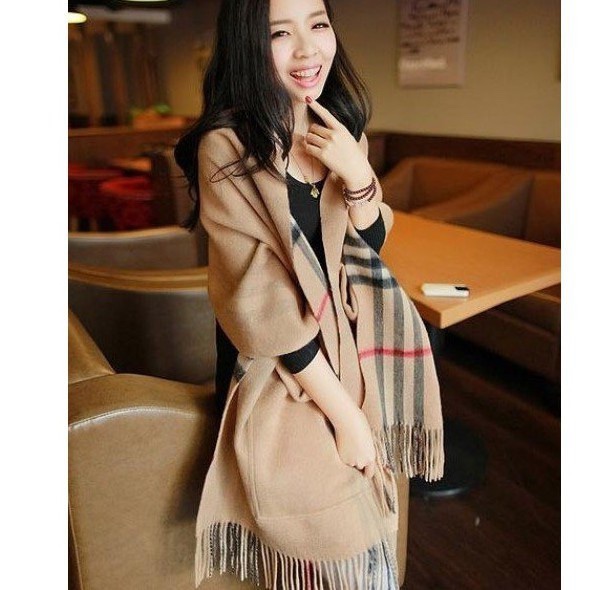 近新正品✨BURBERRY高質感美麗諾羊毛經典大格紋雙面造型口袋披肩/圍巾-0