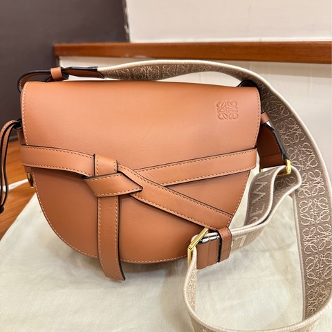 LOEWE 咖皮革small gate斜背包