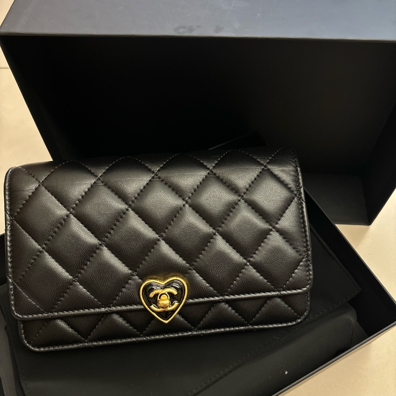 CHANEL 香奈兒 經典愛心鎖扣LOGO小羊皮WOC斜背包(黑色)-3