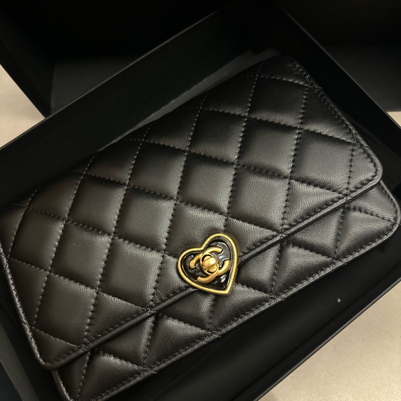 CHANEL 香奈兒 經典愛心鎖扣LOGO小羊皮WOC斜背包(黑色)-1