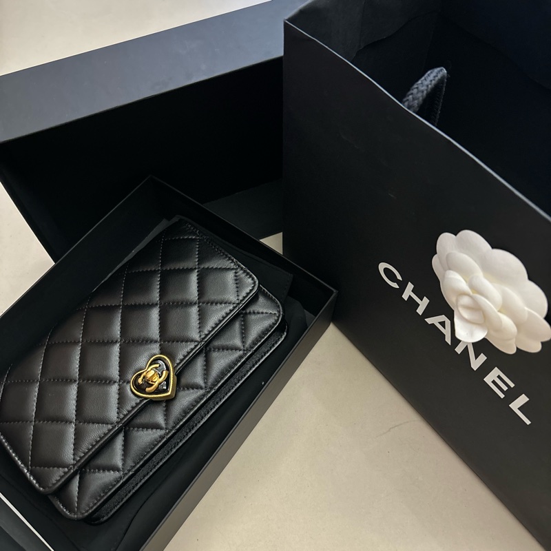 CHANEL 香奈兒 經典愛心鎖扣LOGO小羊皮WOC斜背包(黑色)-0