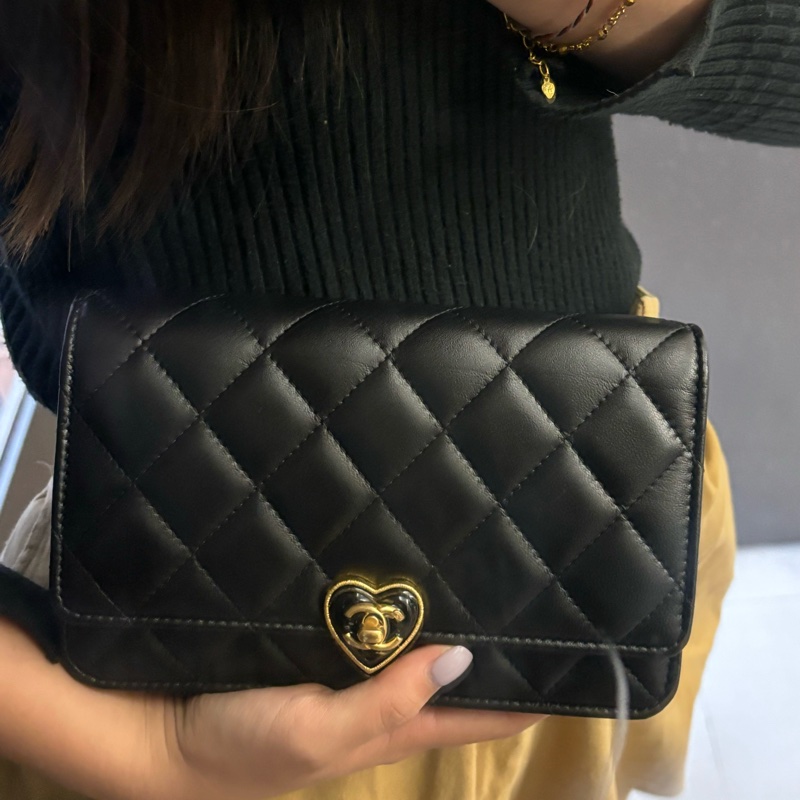 CHANEL 香奈兒 經典愛心鎖扣LOGO小羊皮WOC斜背包(黑色)-4