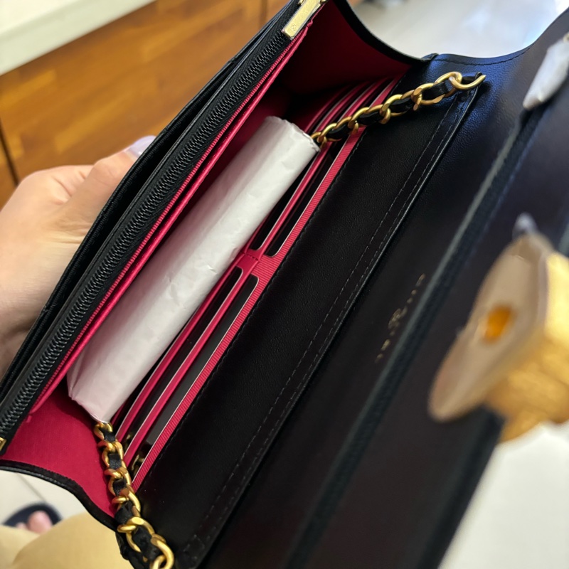 CHANEL 香奈兒 經典愛心鎖扣LOGO小羊皮WOC斜背包(黑色)-9