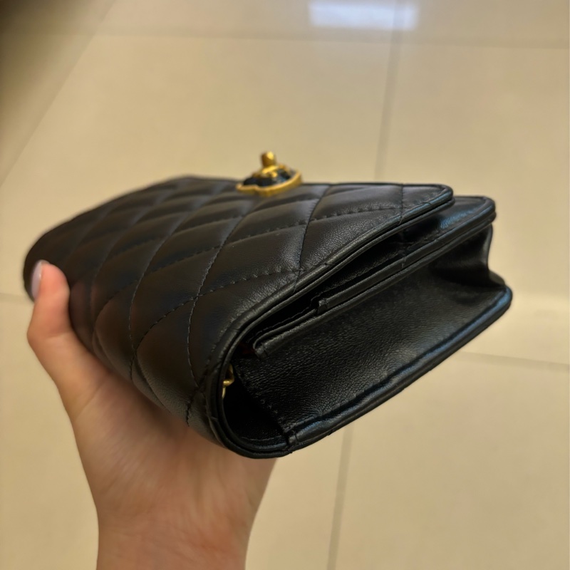 CHANEL 香奈兒 經典愛心鎖扣LOGO小羊皮WOC斜背包(黑色)-11