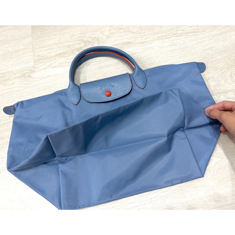 LONGCHAMP 經典刺繡尼龍LOGO短把肩背包(L/淺藍x橘)-1