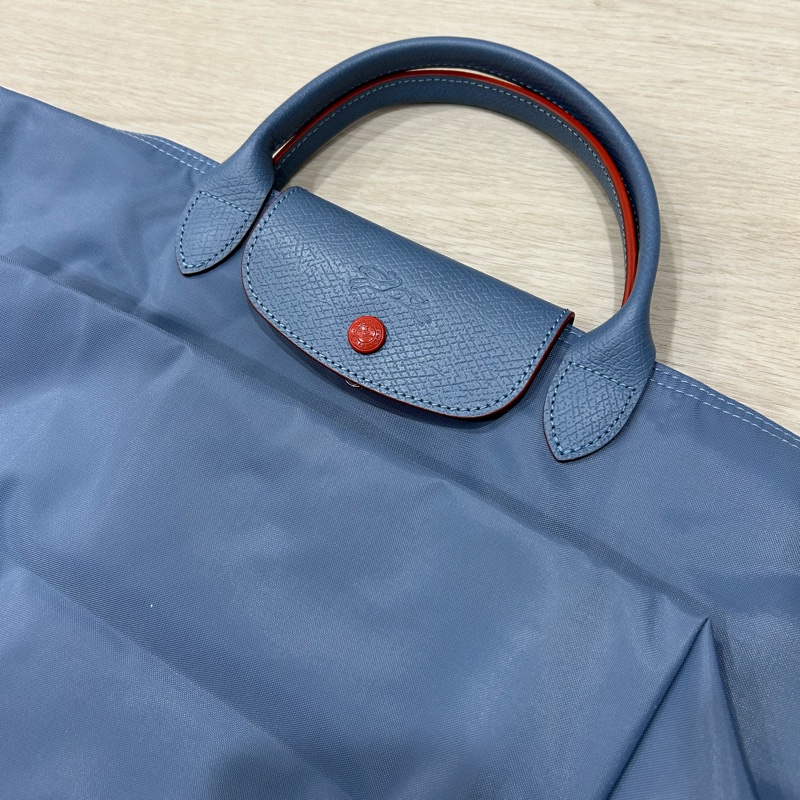 LONGCHAMP 經典刺繡尼龍LOGO短把肩背包(L/淺藍x橘)-3