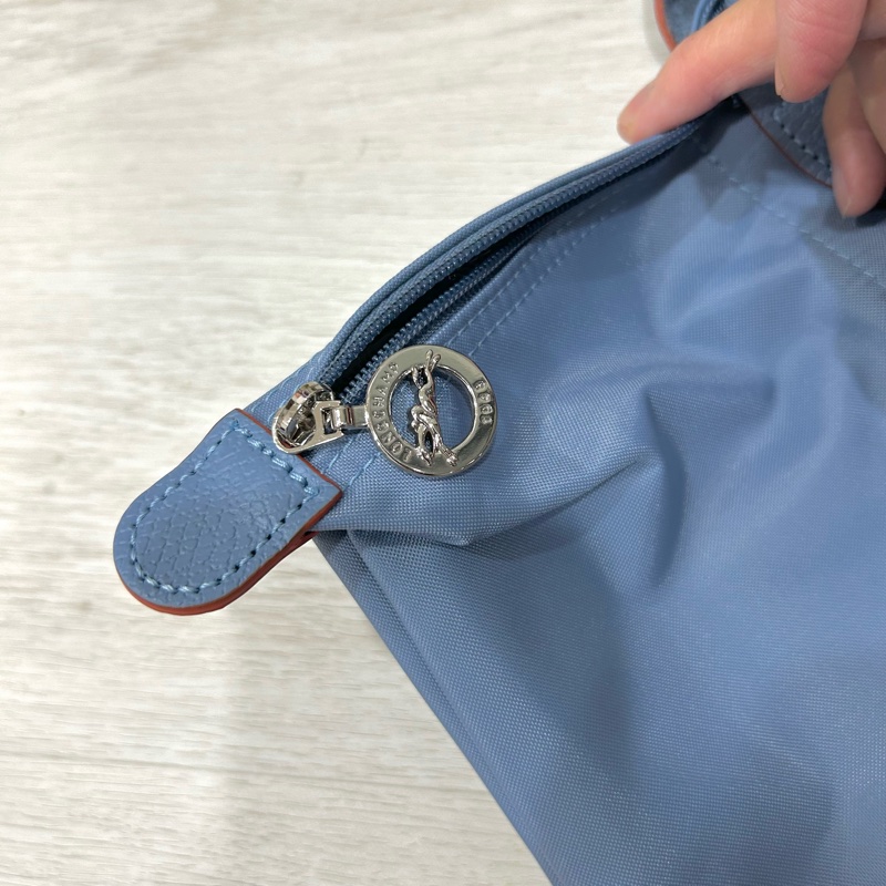 LONGCHAMP 經典刺繡尼龍LOGO短把肩背包(L/淺藍x橘)-4