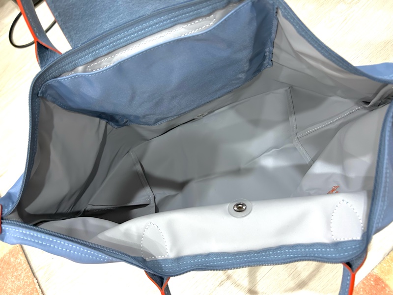 LONGCHAMP 經典刺繡尼龍LOGO短把肩背包(L/淺藍x橘)-8
