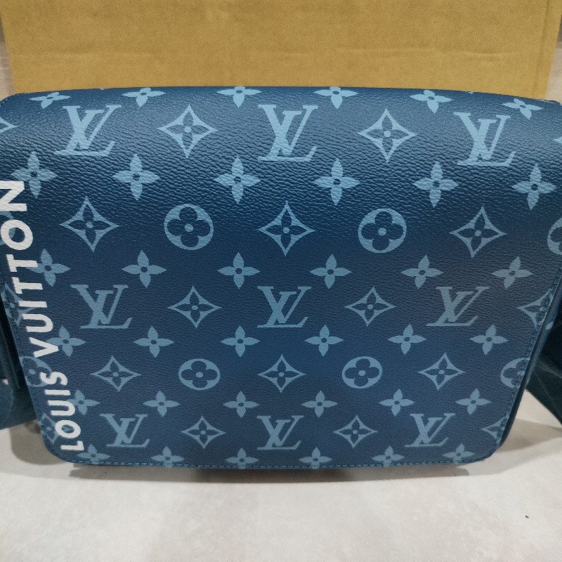 【商品名稱】: 全新正品LV District PM M23785郵差包👜
【商品狀況】: 全新僅回台在家試背一次-5