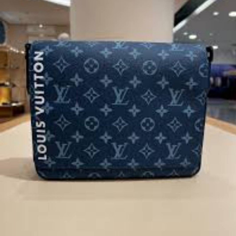 【商品名稱】: 全新正品LV District PM M23785郵差包👜
【商品狀況】: 全新僅回台在家試背一次-7