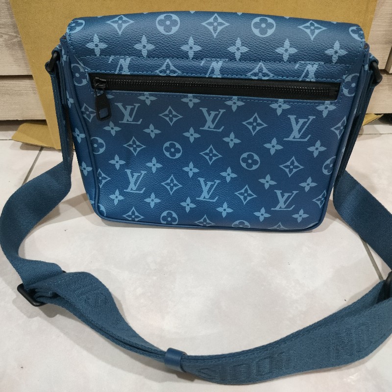 【商品名稱】: 全新正品LV District PM M23785郵差包👜
【商品狀況】: 全新僅回台在家試背一次-10