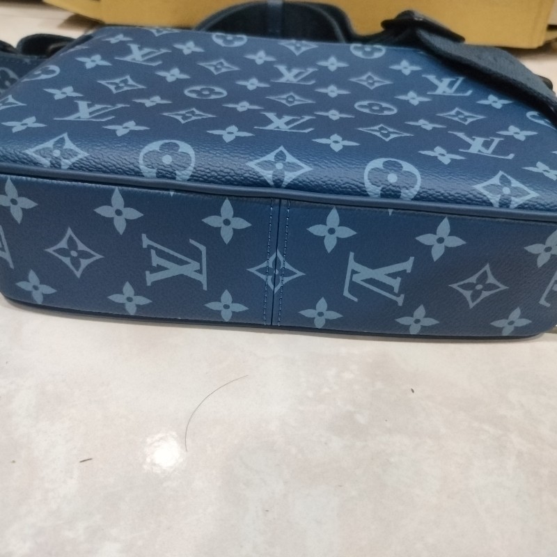 【商品名稱】: 全新正品LV District PM M23785郵差包👜
【商品狀況】: 全新僅回台在家試背一次-18