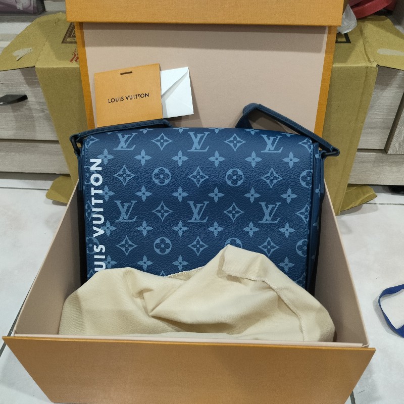 【商品名稱】: 全新正品LV District PM M23785郵差包👜
【商品狀況】: 全新僅回台在家試背一次-21