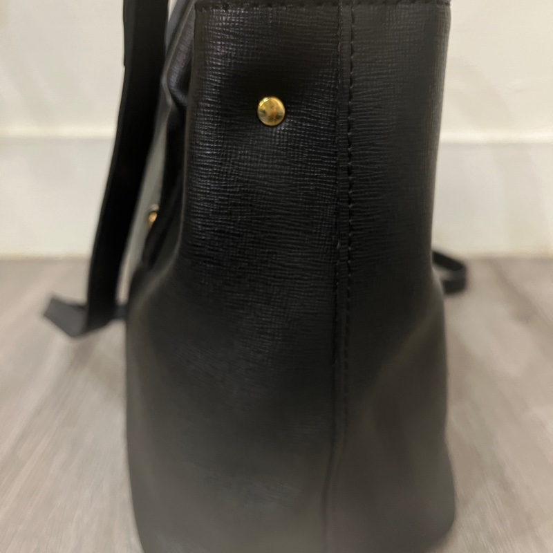 Furla 防刮皮革黑金配色側背包-5