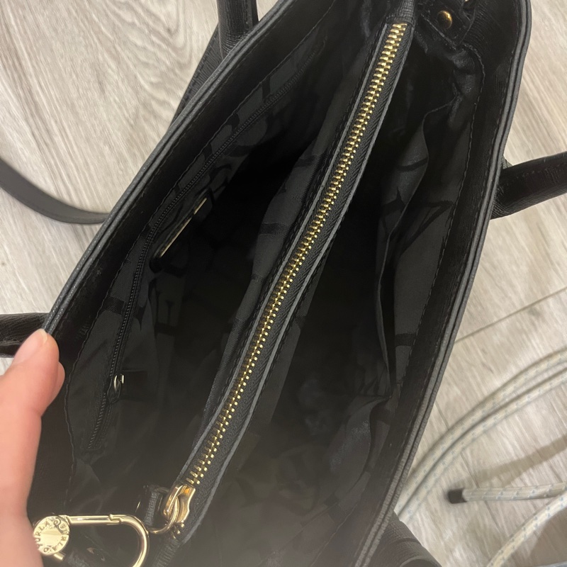 Furla 防刮皮革黑金配色側背包-6