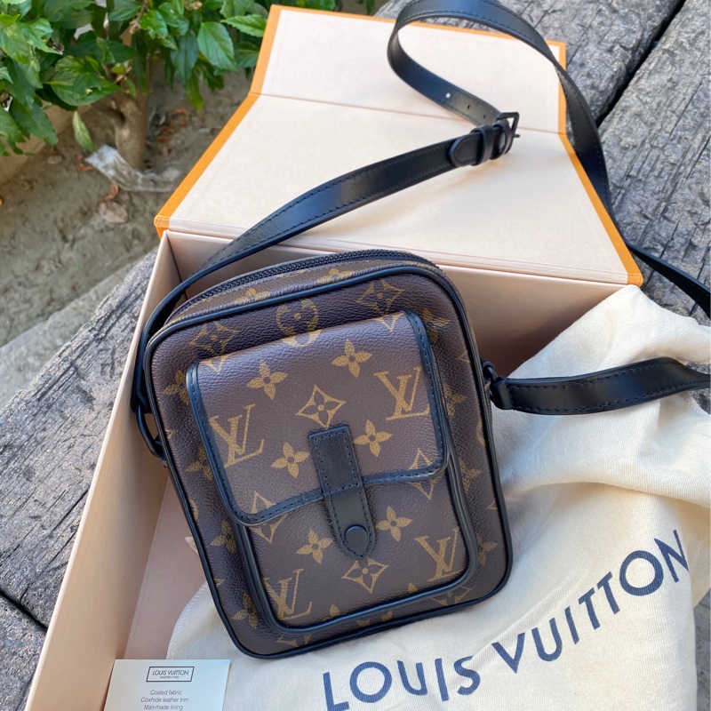 全新LOUIS VUITTON老花黑邊Christopher前口袋相機包斜背包M69404-0