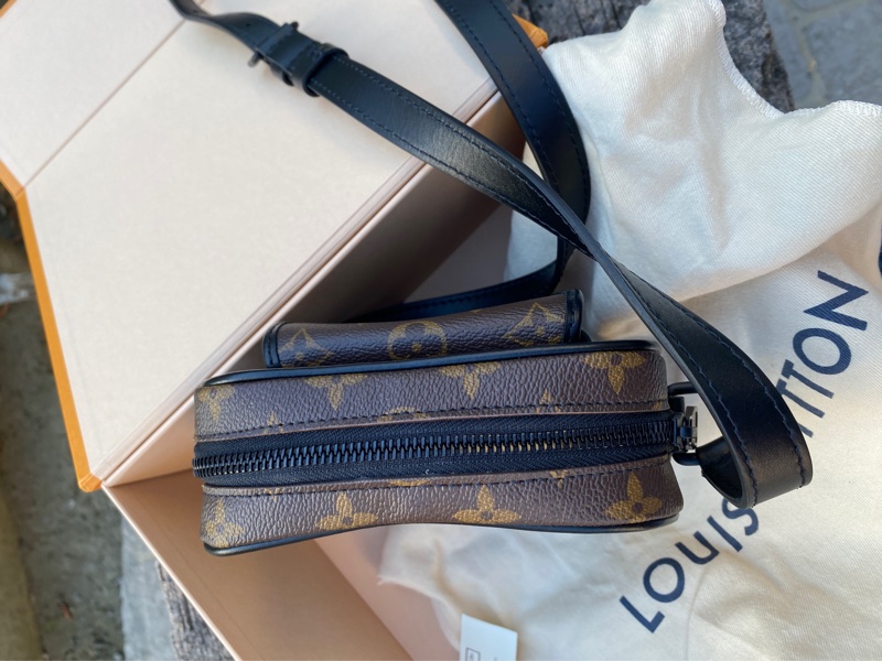 全新LOUIS VUITTON老花黑邊Christopher前口袋相機包斜背包M69404-2