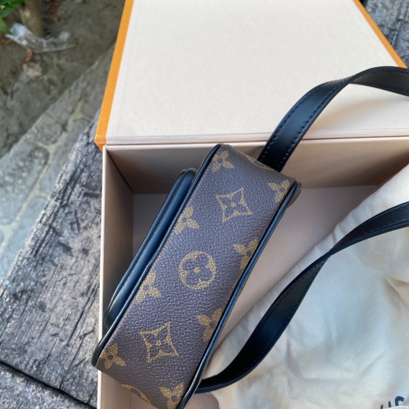 全新LOUIS VUITTON老花黑邊Christopher前口袋相機包斜背包M69404-3