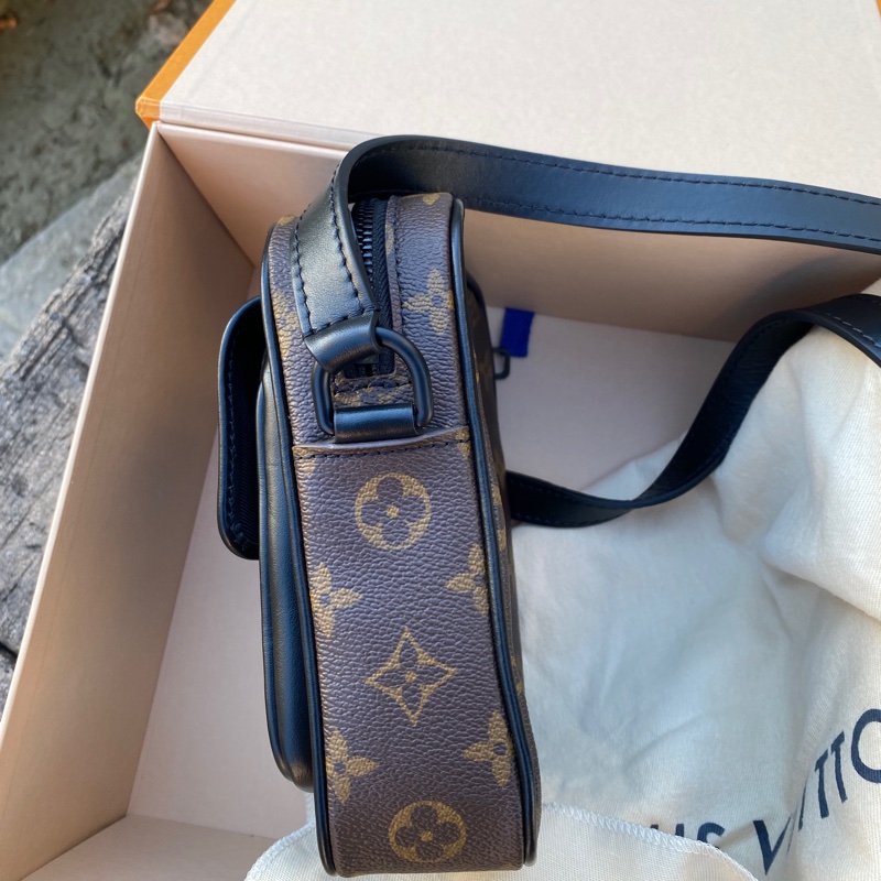 全新LOUIS VUITTON老花黑邊Christopher前口袋相機包斜背包M69404-4