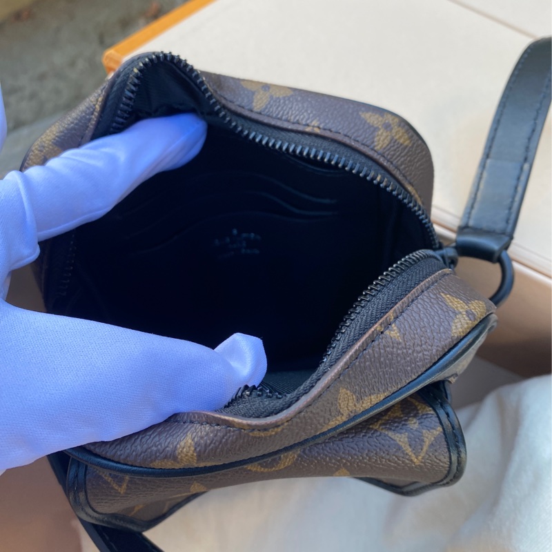 全新LOUIS VUITTON老花黑邊Christopher前口袋相機包斜背包M69404-6