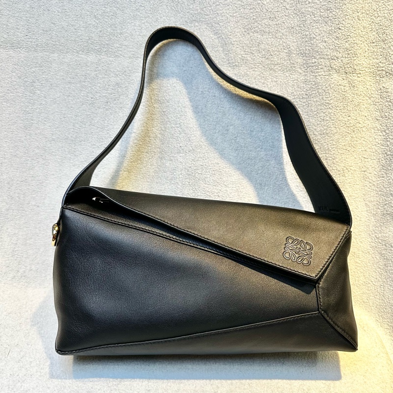 LOEWE Puzzle Hobo 經典小牛皮肩背腋下包 (黑色)-0