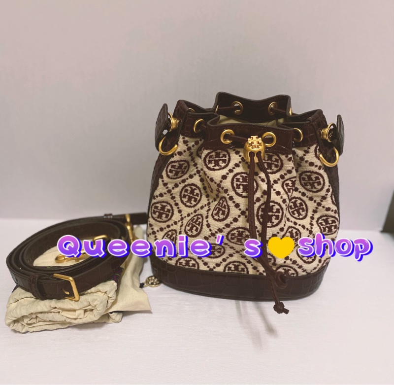 Tory burch 專櫃款滿版T logo Monogram 中號緹花水桶包-0